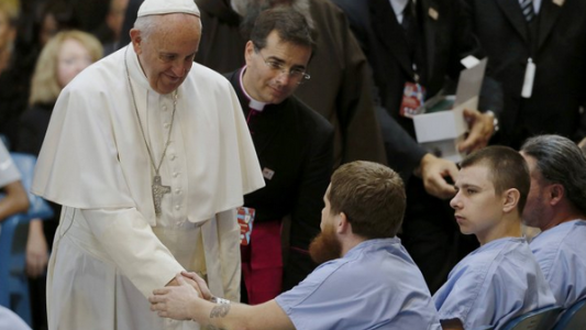 El papa Francisco visitó a presos y criticó a las cárceles que no ayudan a la  "reinserción"