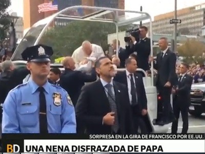 Una beba disfrazada de Papa