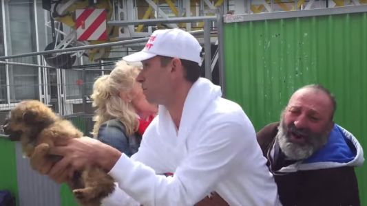 Video: así le quitan un perro a un hombre que vive en las calles de París