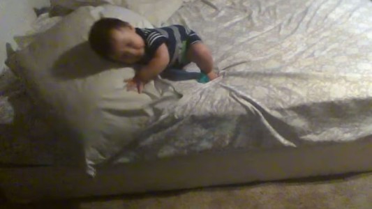 #EsViral El bebé que planea su escape con almohadas