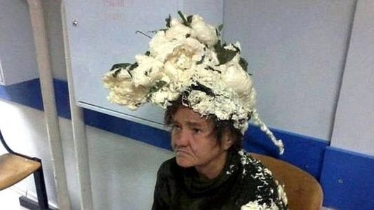 #EsViral: la mujer que se puso poluiretano en el pelo