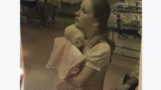 Encuentra a la enfermera que cuidó de ella hace 38 años gracias a una foto