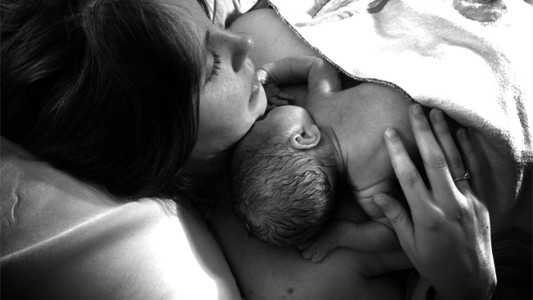 Fallo de la Corte Suprema: Una mujer que adopta tiene la misma protección laboral que una embarazada