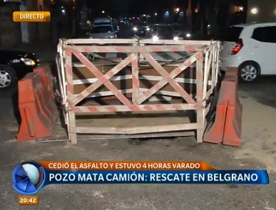 Cedió el asfalto y un camión estuvo varado cuatro horas