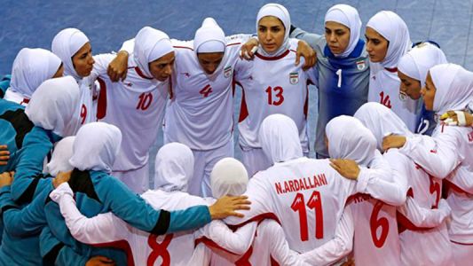 Escándalo: Ocho hombres en la selección femenina de fútbol de Irán