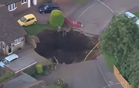 Inglaterra: apareció un cráter de 20 metros en plena calle
