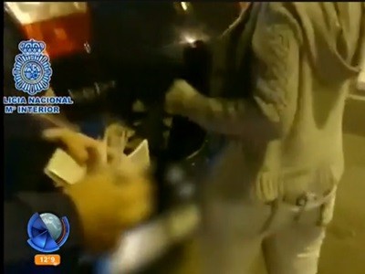 Lo descubren en el baúl de un auto intentando ingresar a España