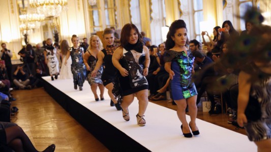 París: desfile de modelos enanas, contra la discriminación