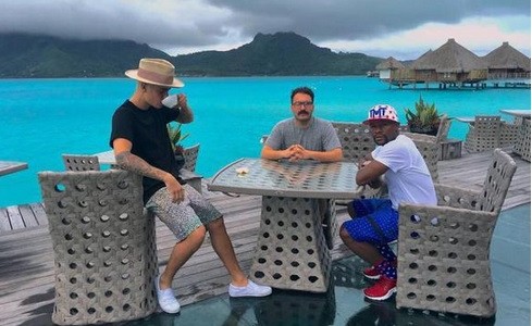 Fotos y videos: tras su retiro, Mayweather viajó a Bora Bora con Justin Bieber