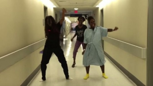 Baila hip hop con sus amigas para inducir el parto