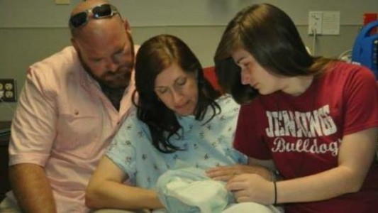 Polémica por madre que se niega a sacar de Facebook las fotos de su bebé muerto