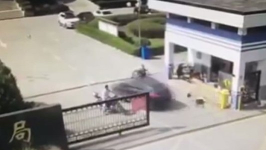 China: atropelló, golpeó y remató a su ex esposa y a su amante