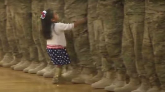 #EsViral: El video de la nena que interrumpió un acto militar