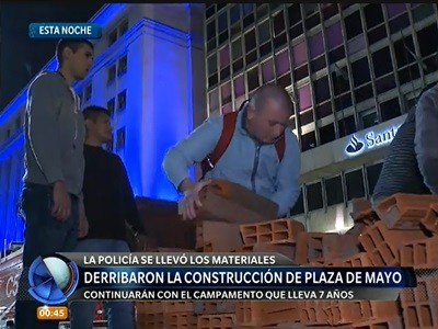 Movilizados por Malvinas derribaron la construcción que levantaban en Plaza de Mayo