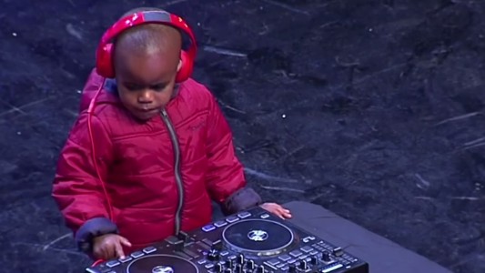 Tiene 3 años, es DJ y se lució en TV