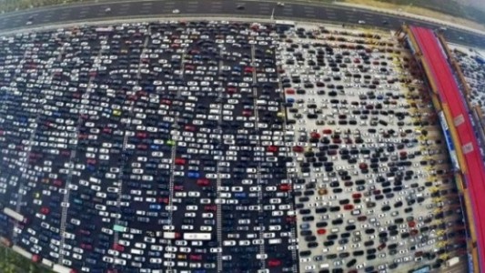 Infernal caos de tránsito en China: 50 carriles atascados