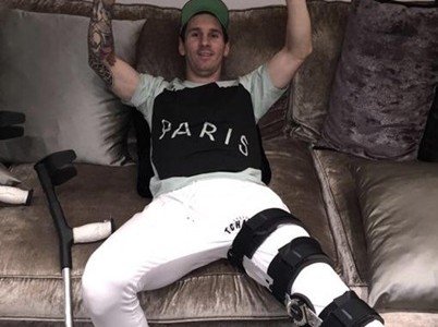 La foto de Messi con su pierna izquierda inmovilizada
