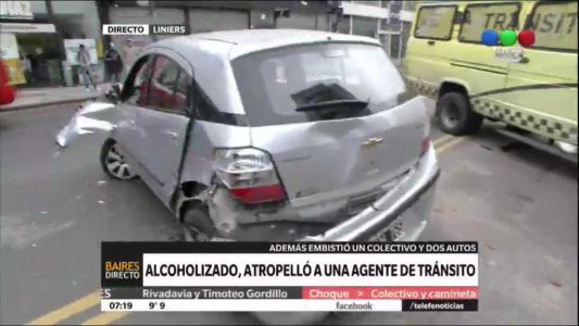 Liniers: chocó y atropelló a un agente de tránsito