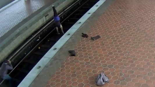 Video: detuvieron a una mujer por practicar yoga en las vías del subte