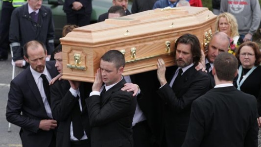 Jim Carrey, muy triste en el entierro de su exnovia