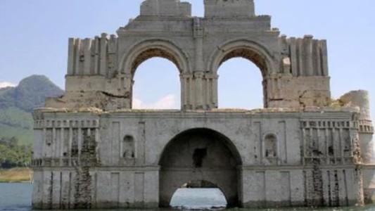 El templo que emergió de las aguas a causa de la sequía