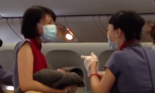 La historia de la beba que nació en pleno vuelo