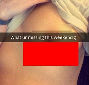 Por error, le mandó una foto en topless a su jefe