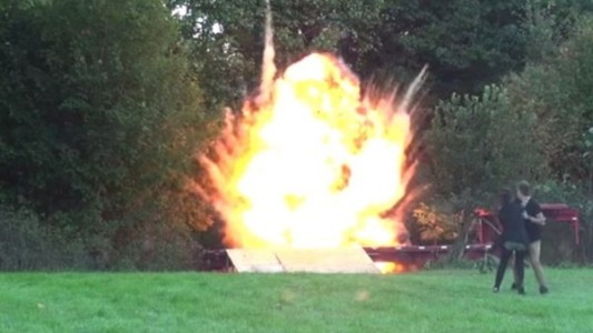 Un youtuber hace "explotar" a su hijo ante los ojos de su mujer