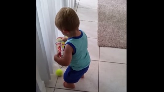 #EsViral: la lección de perseverancia de un nene que junta pelotas de tenis