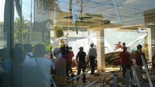 Diez personas resultaron heridas al desplomarse el techo de un supermercado en Paraguay