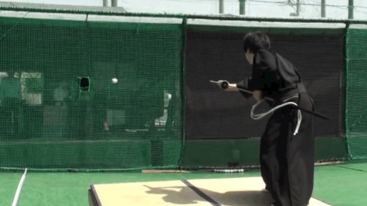 Samurai corta una pelota de béisbol al medio a una velocidad de 160 km por hora