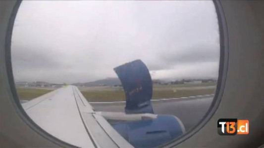 Un pasajero filmó el momento en que se desprendía una turbina del avión