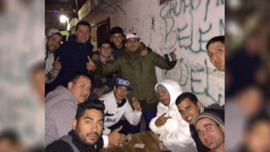 Tevez volvió al barrio: la foto con sus amigos de Fuerte Apache