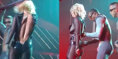A Britney Spears se le bajó el cierre de su traje en pleno show