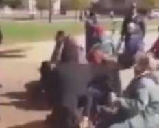 Sin razón: le pega una brutal trompada y noquea a una mujer