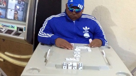 Puerto Rico: velaron a un hombre sentado en un bar jugando al Dominó