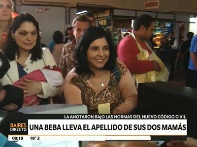 Una beba llevará el apellido de sus dos mamás