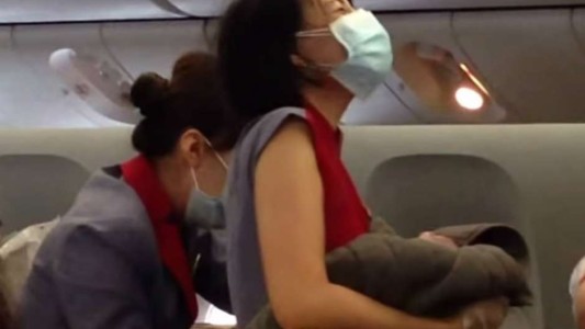 La mujer que tuvo un bebé en pleno vuelo deberá pagar más de 30 mil dólares