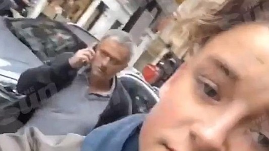 Video: Mourinho empuja a un chico de 14 años mientras los grababa caminando en Londres