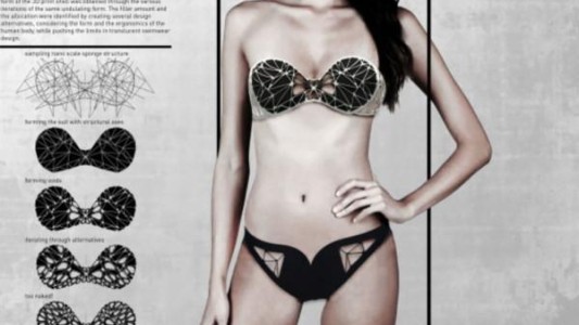Llega el "eco-bikini" que limpia el agua mientras su dueña nada