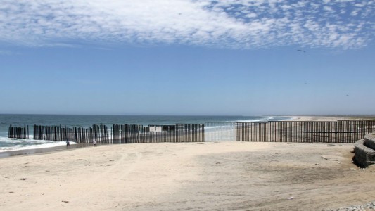 Una artista borró la frontera de Estados Unidos y México