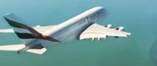 Video impactante: el helicóptero que se acercó demasiado al avión más grande del mundo