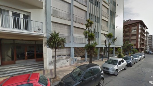 Trepaba un edificio para ver a su ex novia, cayó del 8° piso y murió