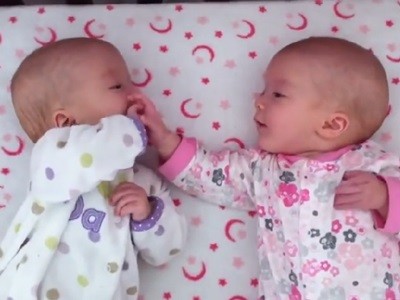 #EsViral La profunda conversación entre dos gemelas idénticas