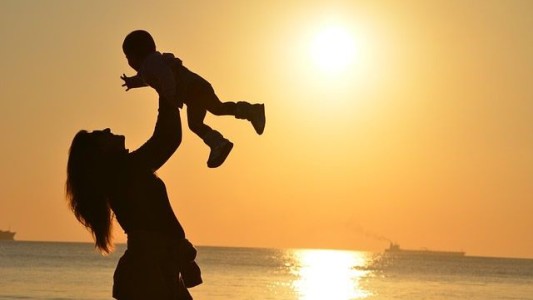 Ordenan restituir un menor a su madre, a pesar de la oposición de su abuela