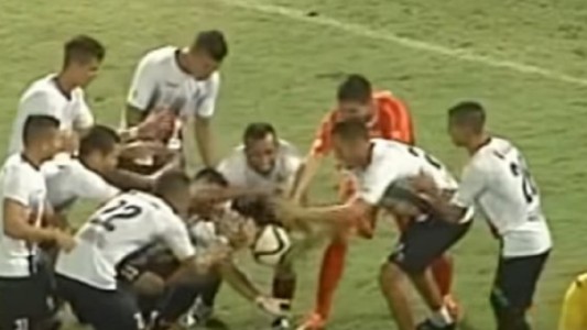 Festejo mágico: un jugador hizo levitar la pelota tras convertir un gol