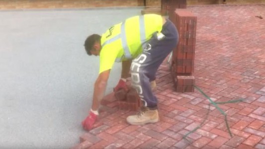 #EsViral La habilidad de un obrero con los ladrillos