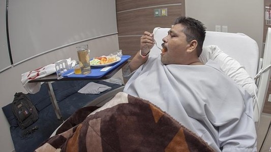 El hombre más gordo del mundo clama por ayuda