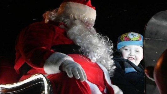 Un pueblo de Canadá adelantó la Navidad para un nene enfermo de cáncer