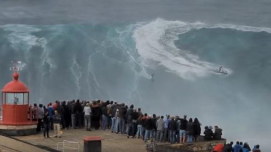 La temible ola que surfeó Sebastian Steudtner en Portugal
